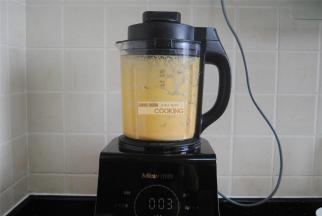 现在开始制作派馅，南瓜和淡奶油，蛋黄，细砂糖放入米厨破壁机内，启动DRY功能，每次高速启动30秒，再打开把杯壁上的南瓜糊刮下去，重复3遍即可。