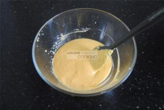 打好的南瓜糊倒入碗内，加入低筋粉拌匀即可。