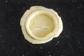 取出冷藏好的面团，擀成大约0.2CM高度的面片，放进模具内，这里的量大约能做4个8CM大小的派底。