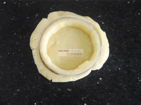 取出冷藏好的面团，擀成大约0.2CM高度的面片，放进模具内，这里的量大约能做4个8CM大小的派底。