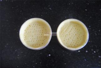 多余的皮用擀面杖擀掉，底部用叉子叉出小孔，防止烤制的时候鼓起。