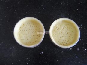 多余的皮用擀面杖擀掉，底部用叉子叉出小孔，防止烤制的时候鼓起。