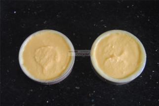 小心的倒入南瓜派馅，大概是8-9分满，轻震平。