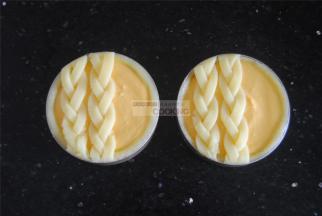 用剩余的面片编成辫子放在上面装饰，烤箱170度预热好后，放入烤箱中层烤制30分钟即可。