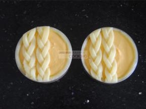 用剩余的面片编成辫子放在上面装饰，烤箱170度预热好后，放入烤箱中层烤制30分钟即可。