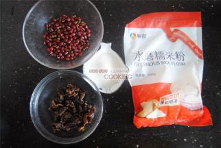 准备好食材，桂圆肉可以选带核，但是成品颜色相对比较暗。