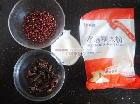 准备好食材，桂圆肉可以选带核，但是成品颜色相对比较暗。