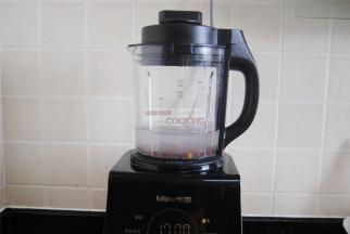 把红豆放入米厨破壁机内，注入高度到800ML的清水，盖上盖子