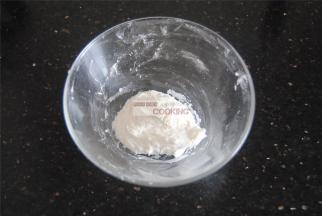 糯米粉先加入15ML的热水，揉成团，要是略干可以往里逐渐加入清水，切记不要一下加过量。