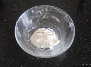 糯米粉先加入15ML的热水，揉成团，要是略干可以往里逐渐加入清水，切记不要一下加过量。