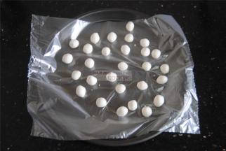 搓成小团子备用，底下爱要垫保鲜袋防粘.