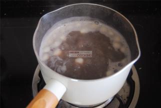 倒入糯米团子煮至浮起即可加冰糖调味食用。
