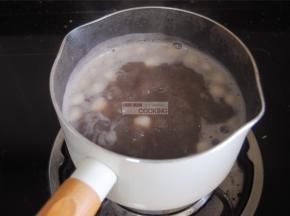 倒入糯米团子煮至浮起即可加冰糖调味食用。