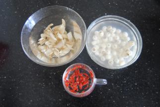 莲子和百合，枸杞用清水浸泡半小时