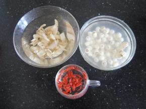 莲子和百合，枸杞用清水浸泡半小时