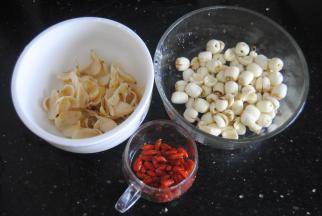 浸泡好后莲子掰开去掉里面的莲心，不然做好的羹是苦的，百合挑去黑的。