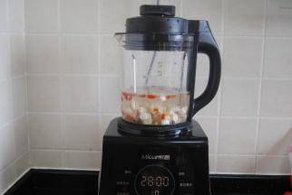 把食材放入米厨破壁机内，加入高度到1000ml的清水，喜欢稀一点的就加多200ML的水。