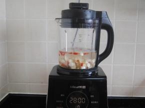 把食材放入米厨破壁机内，加入高度到1000ml的清水，喜欢稀一点的就加多200ML的水。