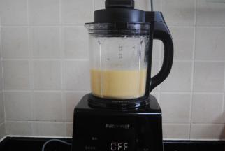 盖上盖子，启动五谷键，大约28分钟即可，喜欢甜的可以加入冰糖。