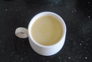 倒出来的羹加入适量的玫瑰酱调至合适的甜度即可，非常细腻好喝的羹，您也来试试吧~