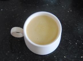 倒出来的羹加入适量的玫瑰酱调至合适的甜度即可，非常细腻好喝的羹，您也来试试吧~