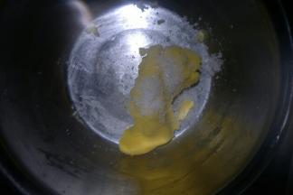 首先将糖和室温软化的黄油拌匀，拌至糖化黄油微微发白，带一次性手套或者用刮刀手动打蛋器都可以