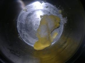 首先将糖和室温软化的黄油拌匀，拌至糖化黄油微微发白，带一次性手套或者用刮刀手动打蛋器都可以