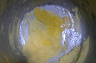 分两次加入鸡蛋液拌匀