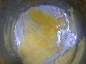 分两次加入鸡蛋液拌匀