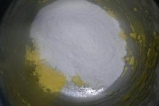 把冰淇淋粉和面粉过筛加入拌匀