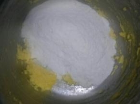 把冰淇淋粉和面粉过筛加入拌匀