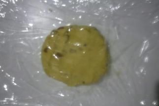 整理成团上下盖保鲜膜放冰箱冷藏30分钟