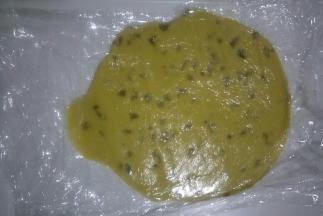 冷藏好的面团取出上下垫保鲜膜或油纸擀成厚度为3mm左右的薄饼