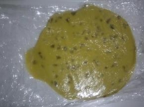 冷藏好的面团取出上下垫保鲜膜或油纸擀成厚度为3mm左右的薄饼