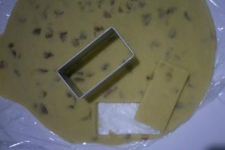 用模具压出形状(可以换成自己喜欢的模具)，其余面团再擀成薄饼依次压出形状，如果感觉粘模具可放冰箱冷藏一会再制作