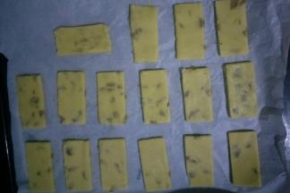 烤盘铺一层油纸，将饼干摆入烤盘中，每个之间留出一定的距离