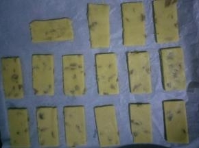 烤盘铺一层油纸，将饼干摆入烤盘中，每个之间留出一定的距离