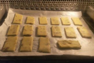 把饼干放入预热好的烤箱中层，约烤12分钟左右