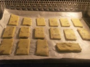 把饼干放入预热好的烤箱中层，约烤12分钟左右