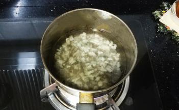 放入奶锅里煮半小时