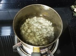 放入奶锅里煮半小时