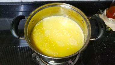 半小时后，锅里放入适量水烧开，倒入粟米蓉