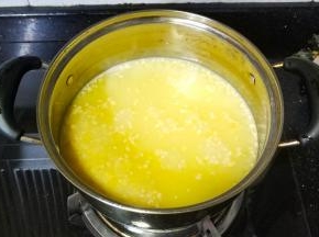 半小时后，锅里放入适量水烧开，倒入粟米蓉