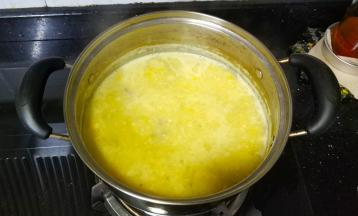 放入少许盐、糖、家乐西湖牛肉羹汤料，大火烧开后转中小火煮10分钟