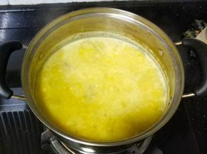 放入少许盐、糖、家乐西湖牛肉羹汤料，大火烧开后转中小火煮10分钟