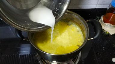 10分钟后将水淀粉慢慢加入，搅拌均匀到喜欢的浓稠度