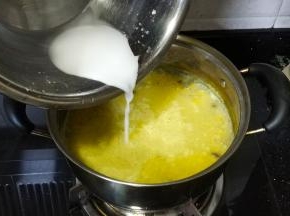 10分钟后将水淀粉慢慢加入，搅拌均匀到喜欢的浓稠度