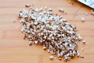 准备好所有材料，把香菇清洗干净，切成香菇碎