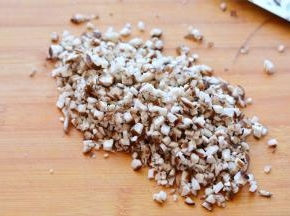 准备好所有材料，把香菇清洗干净，切成香菇碎