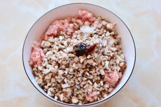 肉馅里加放香菇碎、盐、蚝油搅拌均匀